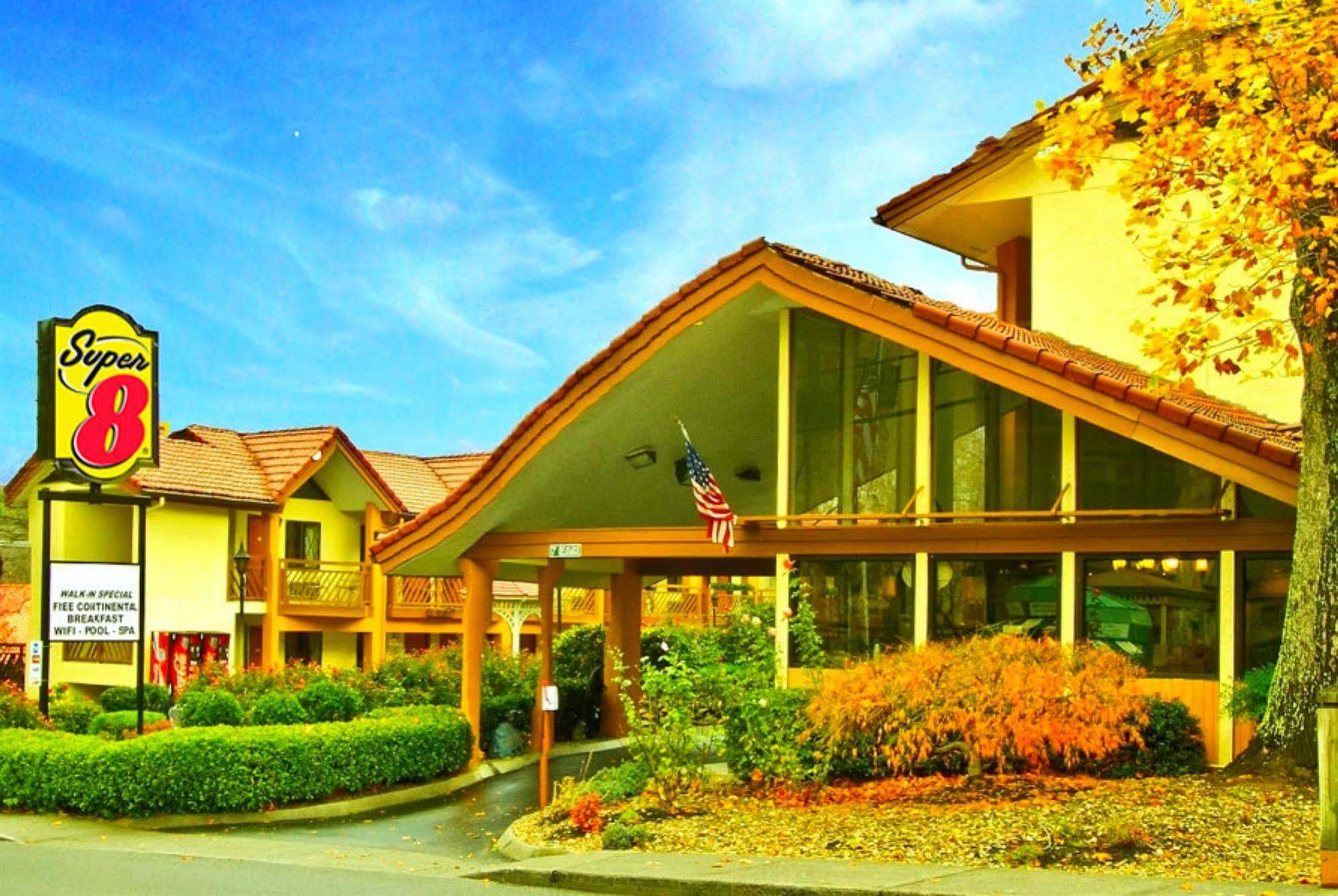 Super 8 By Wyndham Downtown Gatlinburg At Convention Center Hotel Ngoại thất bức ảnh